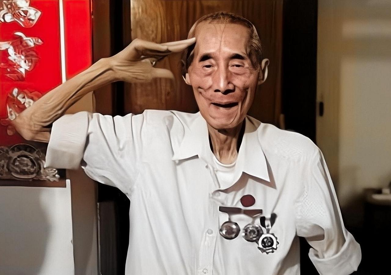 1942年抗战战士巧埋地雷，反常识操作重创日军
 
1942年，黄士伟在路上埋6