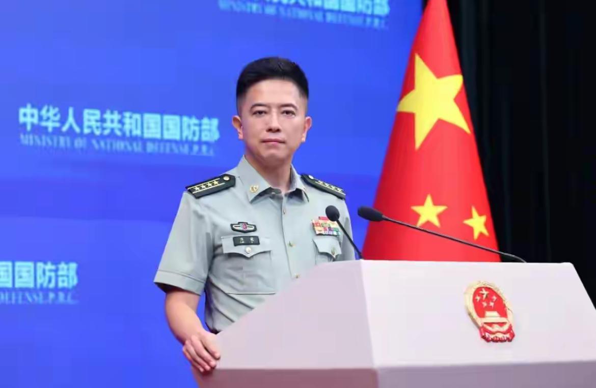 日本防卫省接连发布公告，紧盯中国约10艘舰艇在其周边海域活动，这番过度关注着实耐
