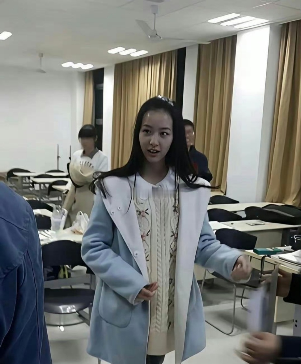 天啊陈都灵大学那会真是校花啊，这素颜把好多人都比下去了​​​，怪不得从南航空被星