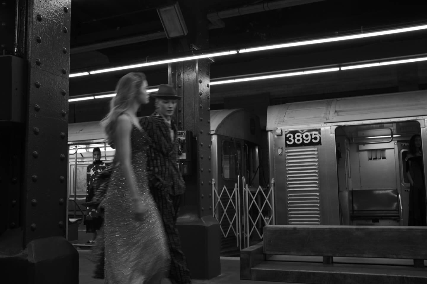 CHANEL 2026高级手工坊系列秀场一瞬，王一博镜头下身穿条纹西装的酷女郎 