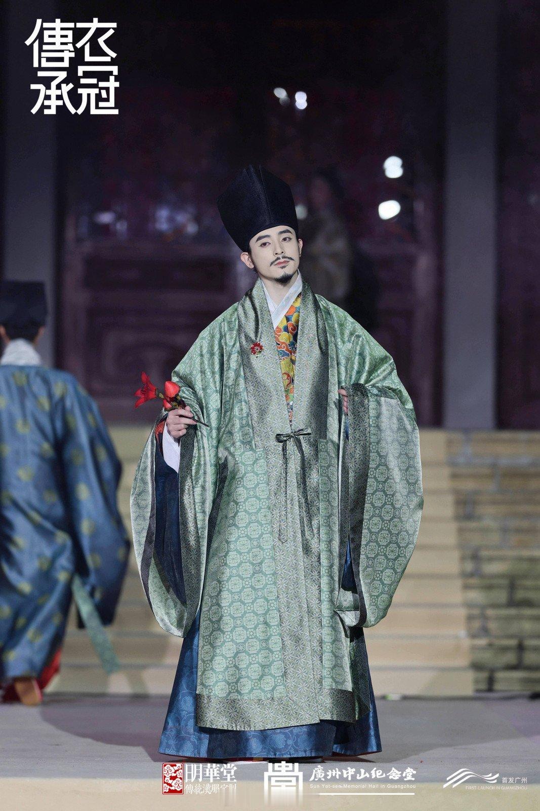 衣冠里的中国年我一直想整一套汉服，但是试了几种，没留胡子的话穿上都像公公还是看大