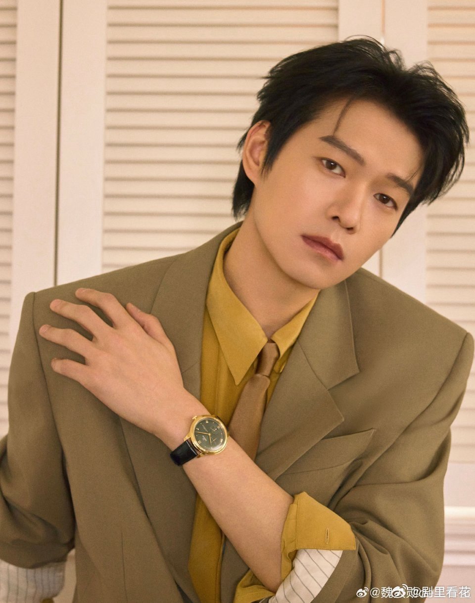 魏大勋卡其色西装松弛感 这套完全为宽肩量身定做！亮眼颜色突出肩线，宽肩自带的气场