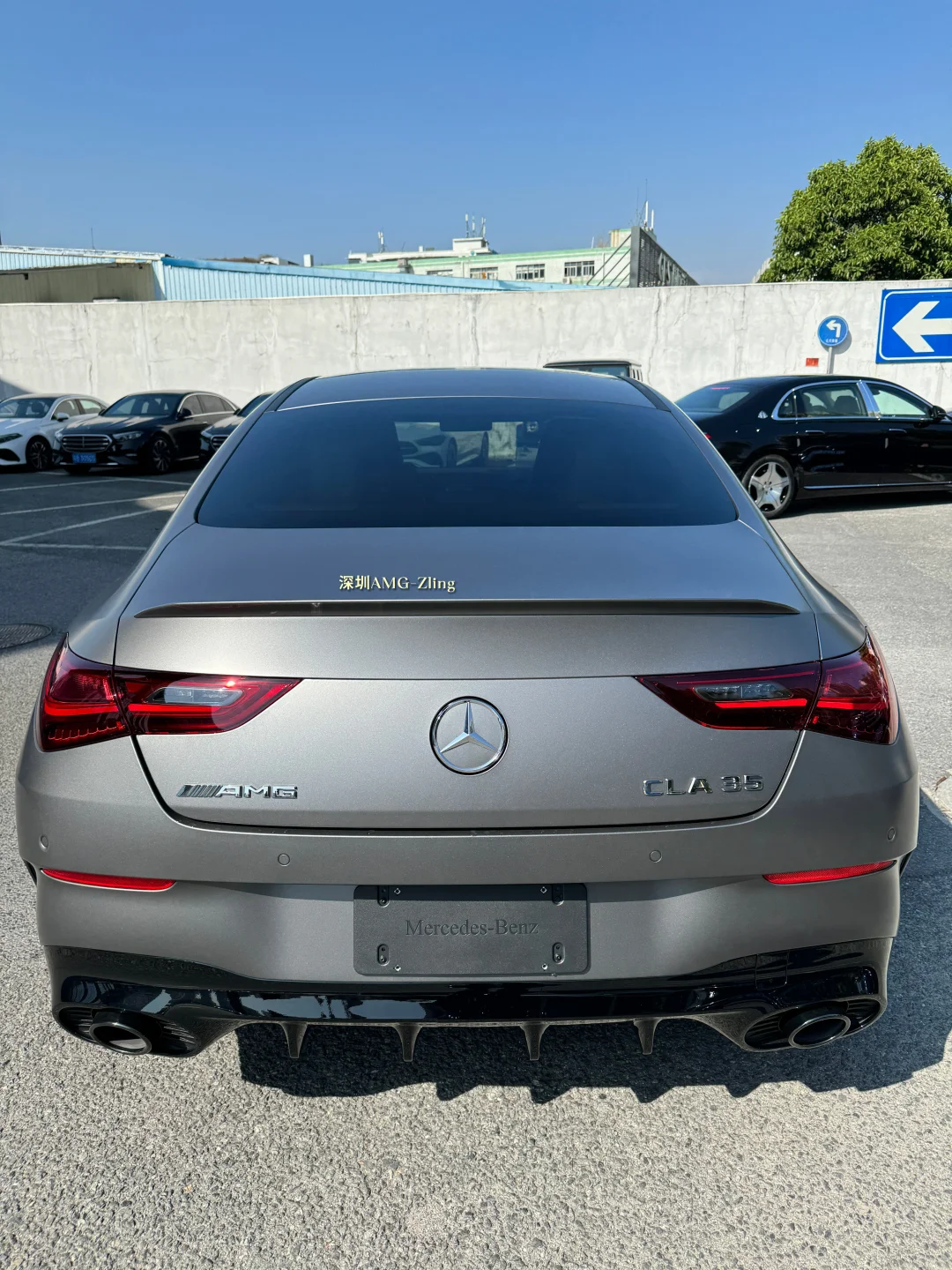 阳光下的哑光山灰AMG CLA35真酷