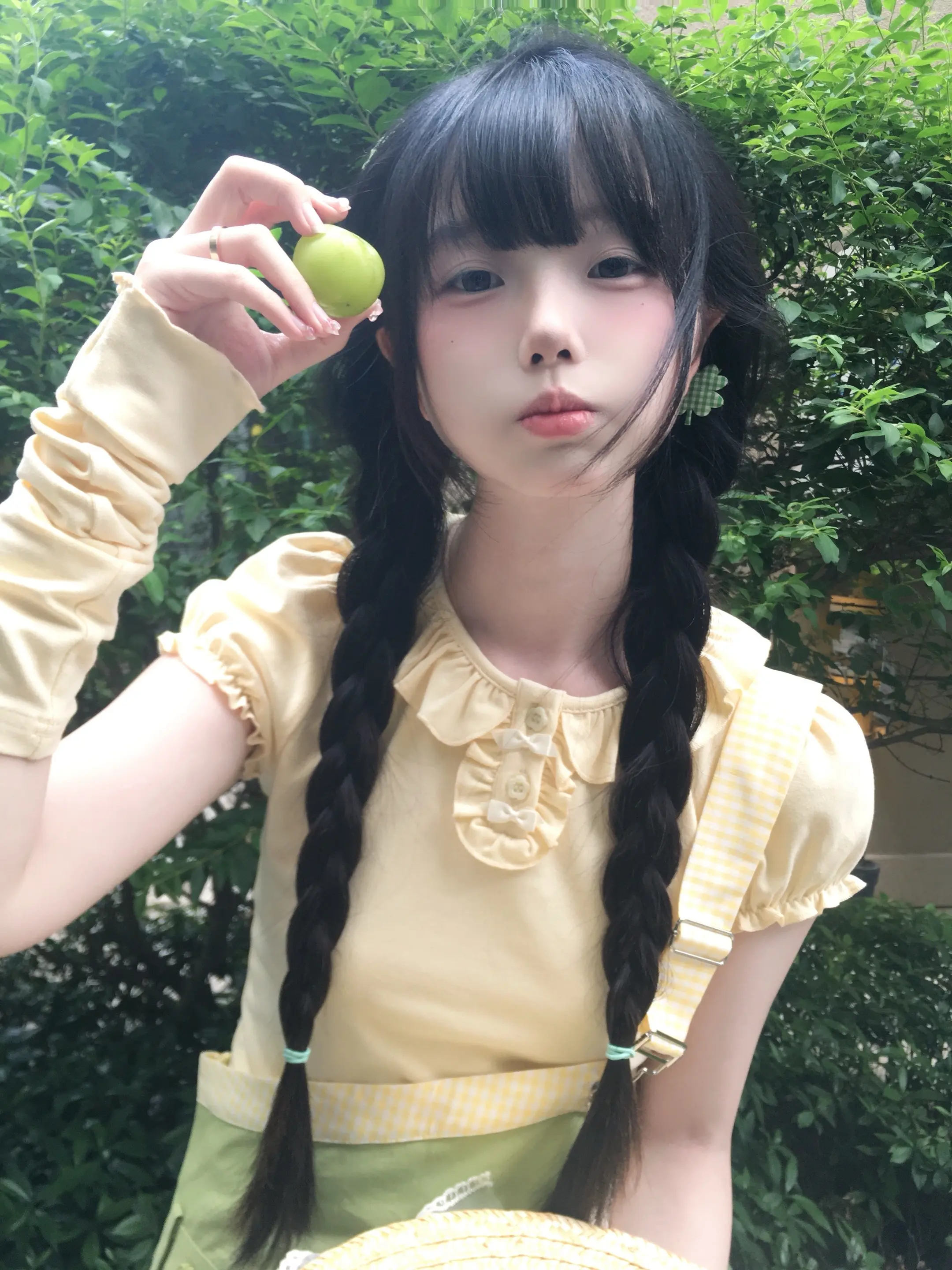 帘外芭蕉惹骤雨。