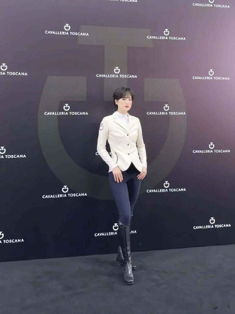 姚安娜出席马术品牌活动，简约米白骑士服搭配专业马术装备，短发利落
