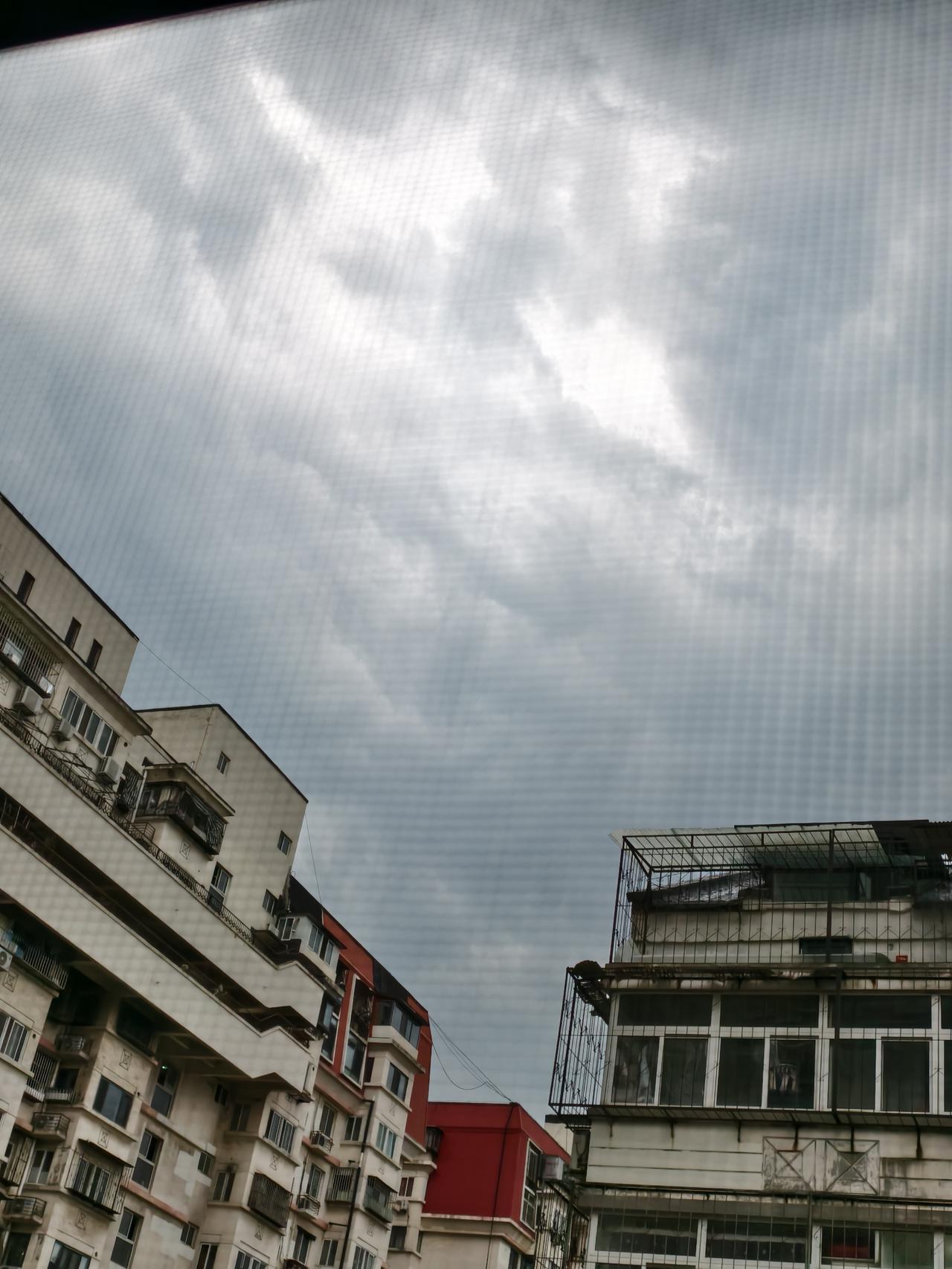 天津天气预报的雷阵雨，憋了一整天，终于在下午18:00，如期而来！
唯一麻烦的正