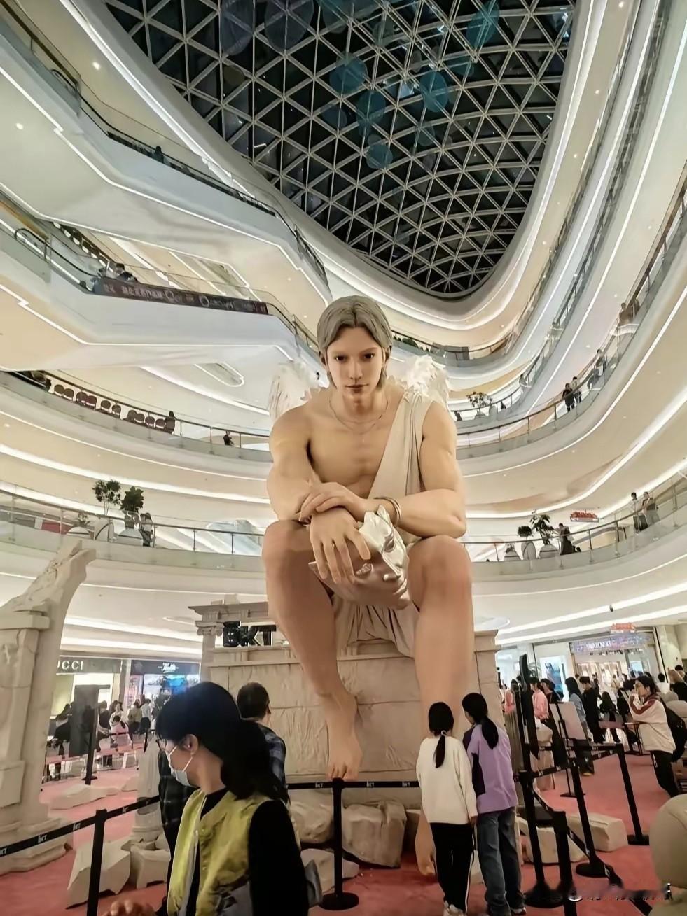 我觉得壹方城里的这个巨型雕像，如果能够换成“暗黑悟空”，说不定会吸引更多的人。说