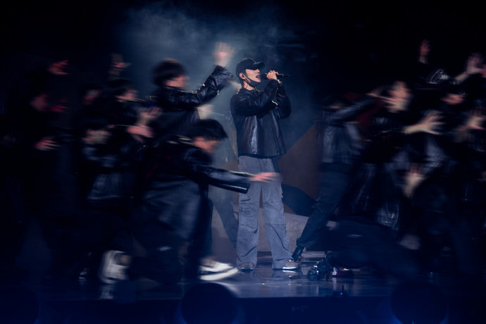 肖战东方卫视跨年晚会彩排直拍。小卷毛毛线帽，鸭舌帽和皮衣，一嫩一酷，各有魅力！期