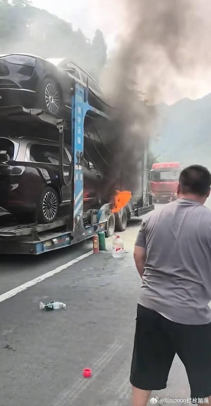 警方通报是小汽车起火，我不信，哥哥说了是电瓶车起火引燃的。这个是板车轮胎起火，有