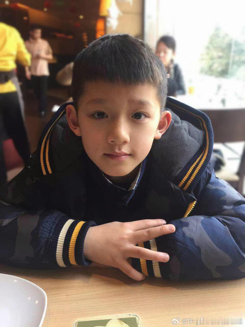 咋这么可爱呀这个官俊臣官俊臣发了一张童年照官俊臣找到了留存已久的童年照