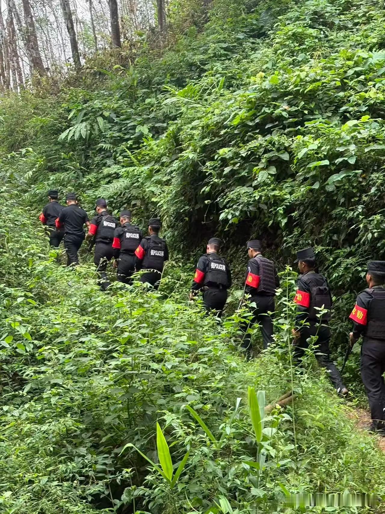 佤邦边境巡逻队，军警联合
