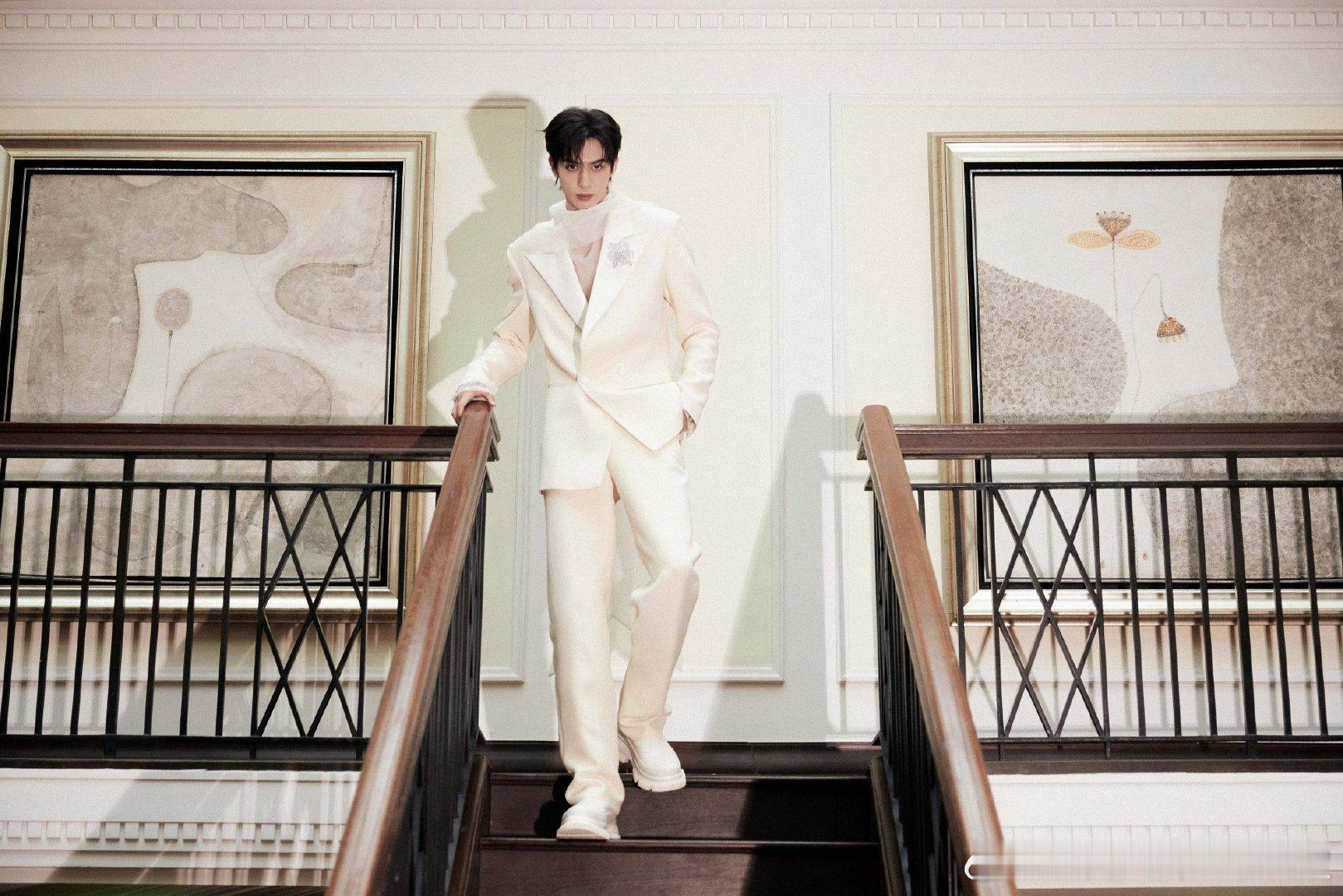 #宋威龙深V白西装# 宋威龙穿上深V白西装，简直是行走的荷尔蒙，他的魅力无法抵挡