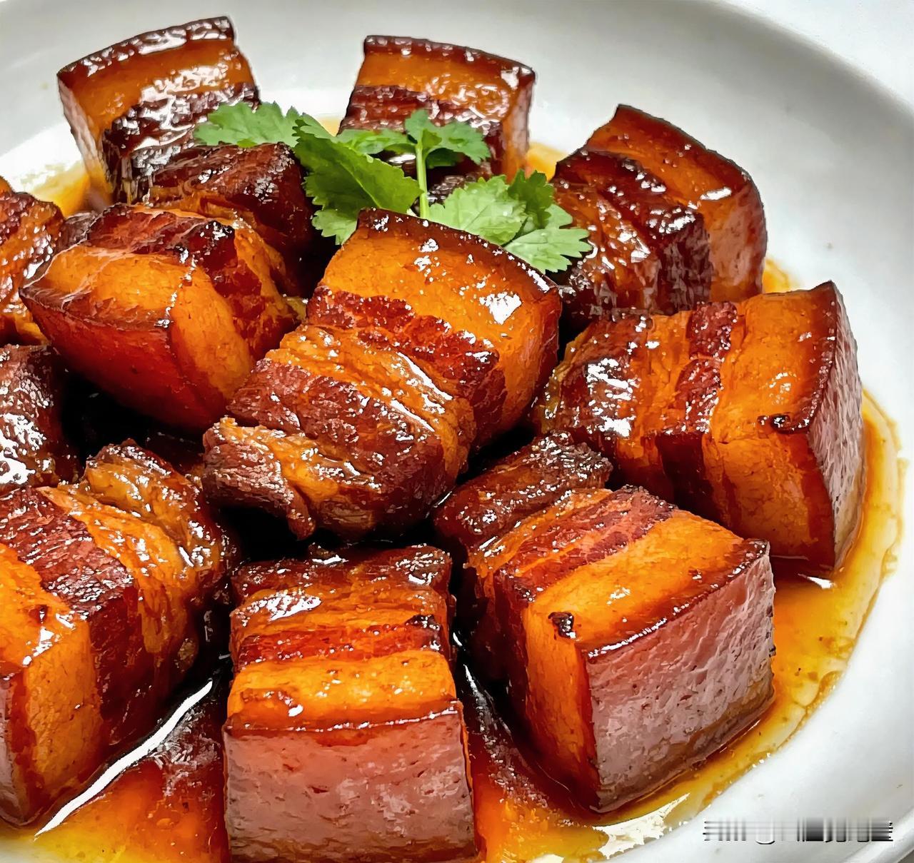 做红烧肉时，用冰糖还是白糖做红烧肉优先选冰糖！冰糖纯度高、杂质少，炒出的糖色更红