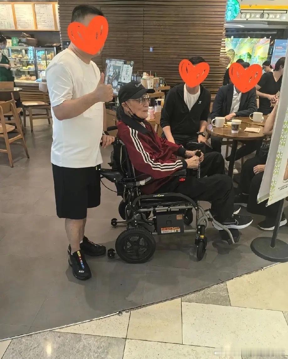 太平山顶偶遇谢霆锋父亲谢贤网友太平山顶偶遇谢贤香港太平山顶偶遇谢贤，港圈老牌大佬