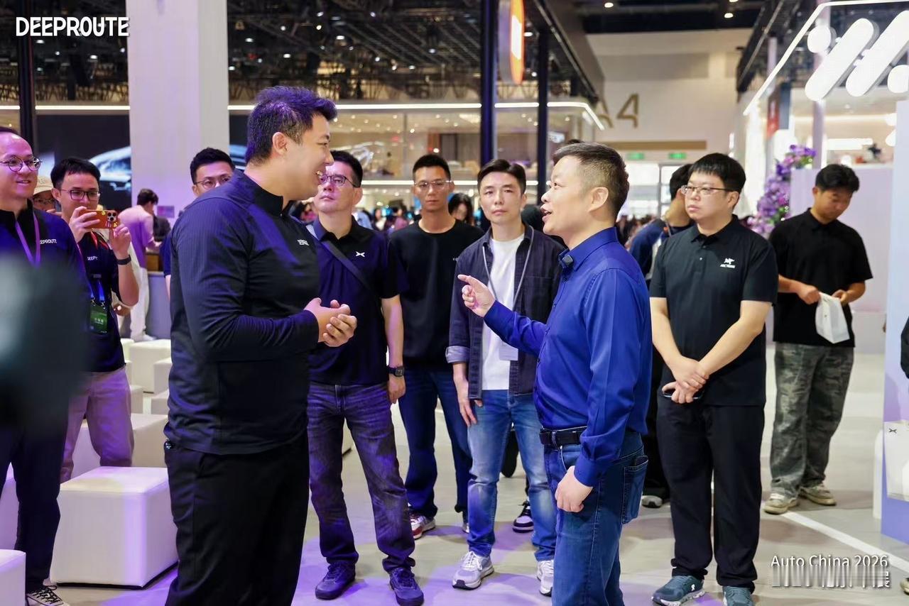 今年北京车展挺热闹的，各大厂商间的“互相串门”成了热点事件，比如小鹏的何小鹏就去