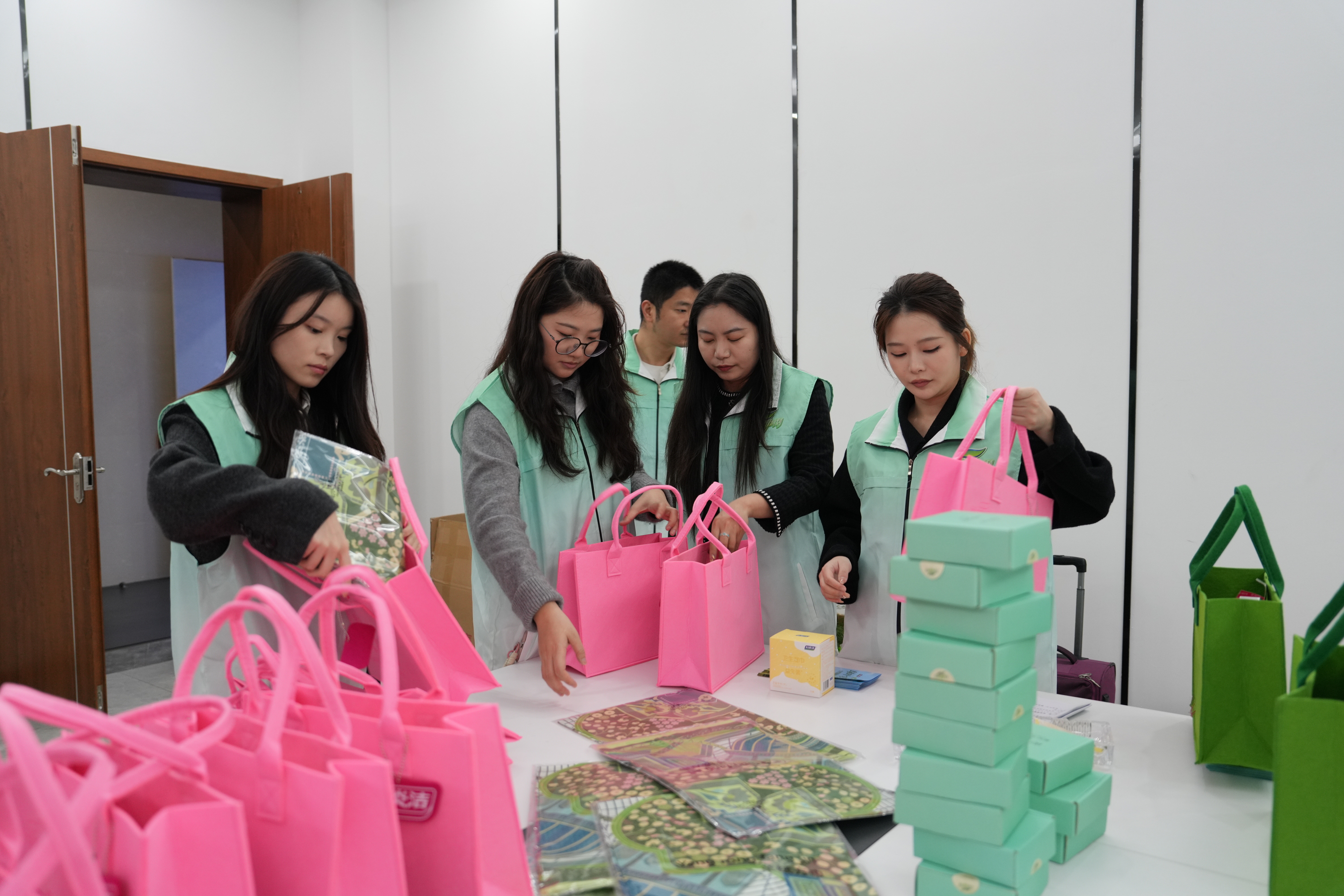 科技探索她力量不被设限的女性职场真没想到在自贡的航空航天园区里，藏着这么多硬核的