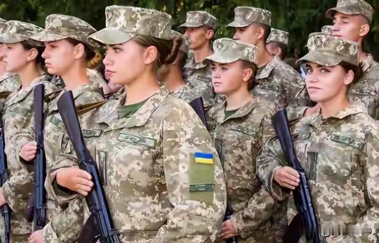 乌克兰女兵上战场大多数都是操作无人机的，她们都是优秀的飞手，在残酷的战场上都是奉