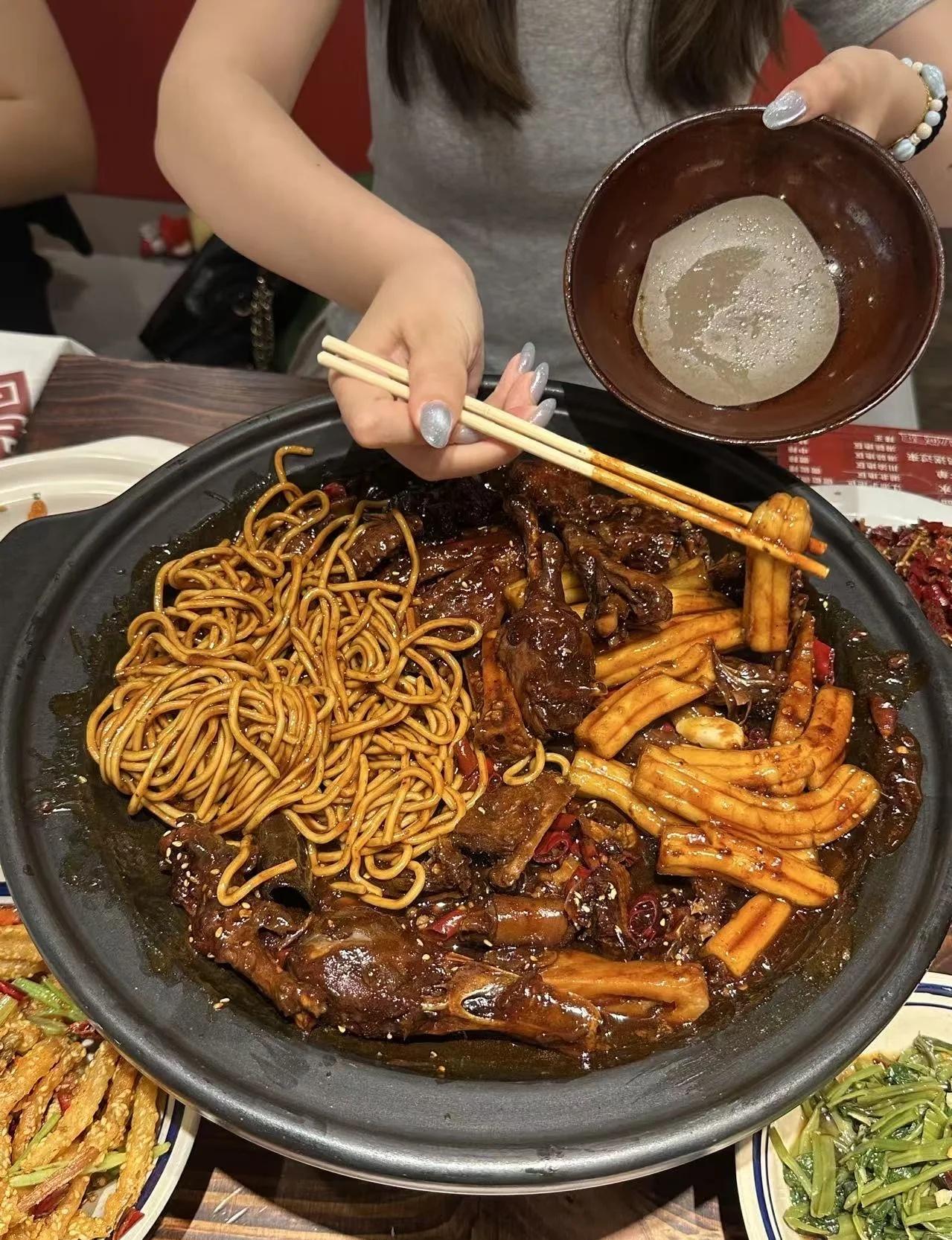 广州极品回味黑鸭煲。。。。我的新妻子
合理怀疑广州这家店要考研
黑鸭煲里还能加排