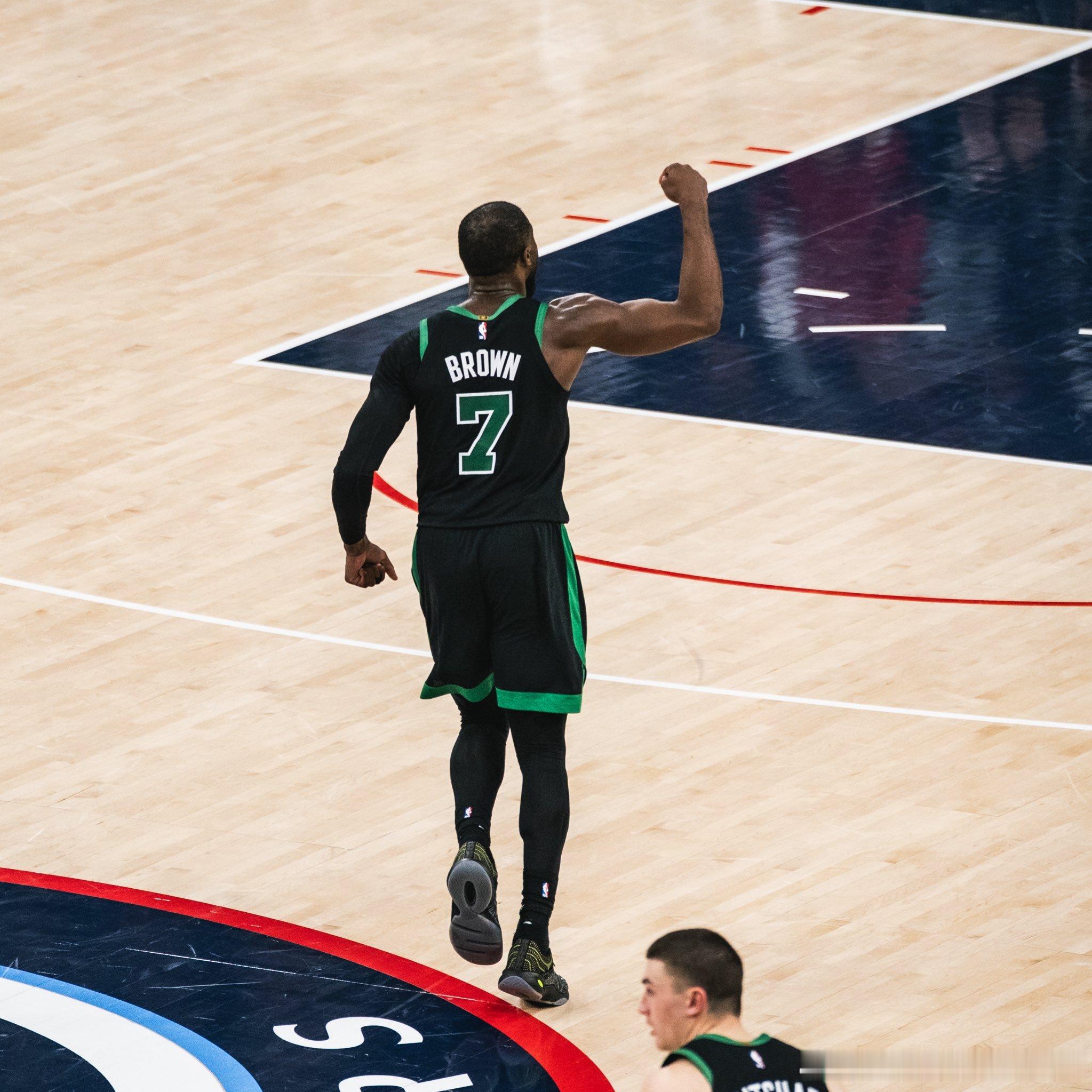 杰伦·布朗！！！50分！！！26投18中，三分球10中6！！！波士顿凯尔特人14