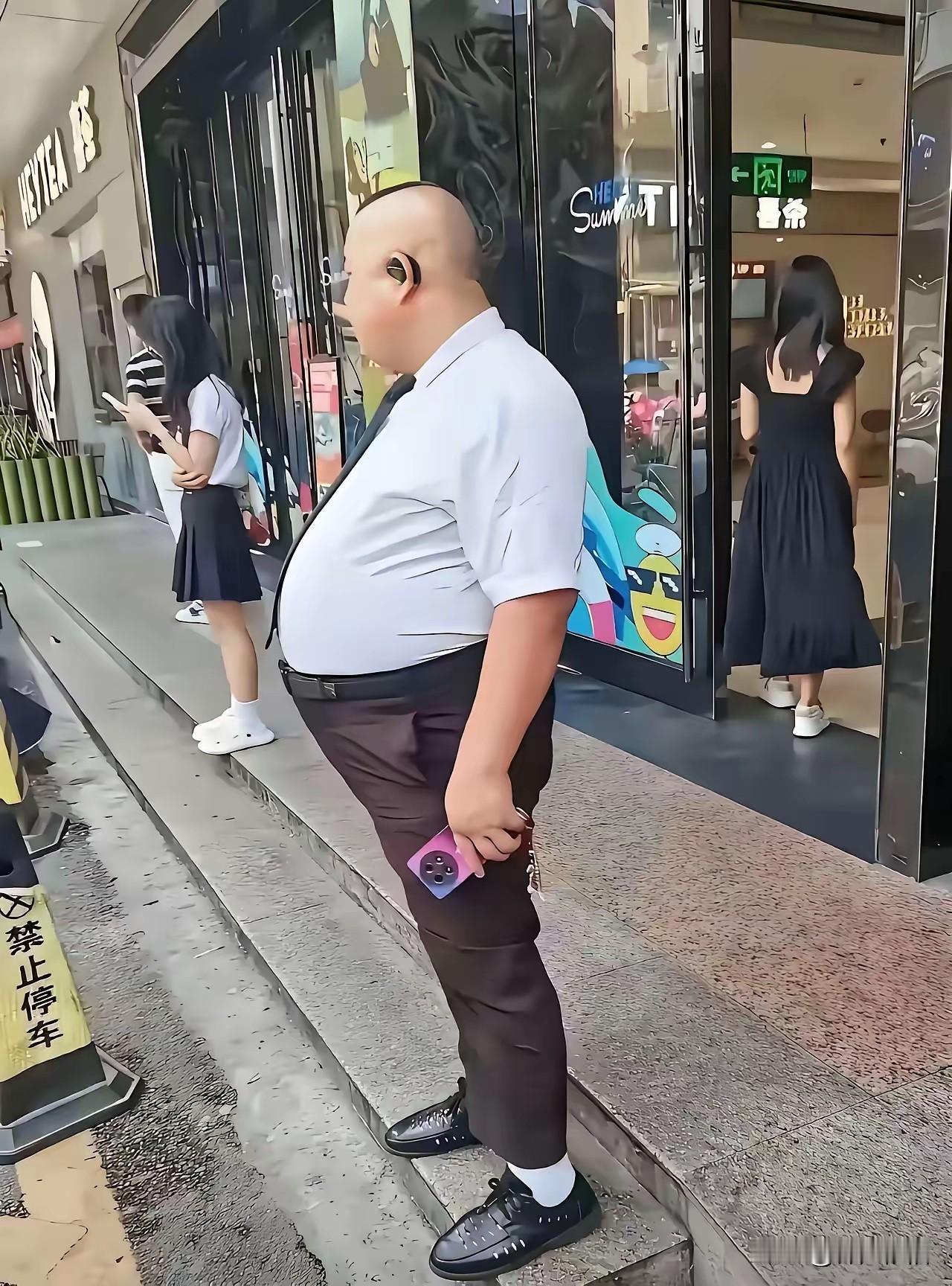 这就叫前挺后翘吧！如他是个女性，恐怕回头率还很高。