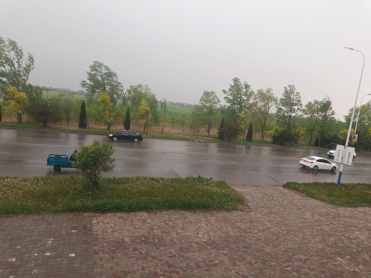 我们小区里有个年轻女人，今年三十出头。
老公在上海自做生意，只有过年才回来。听她