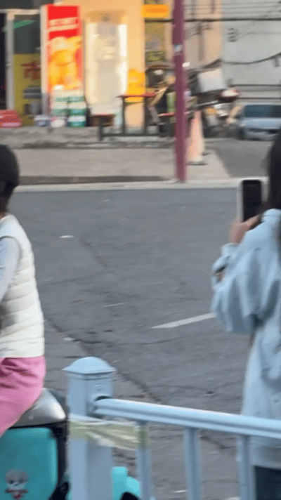 鹤男骑小电驴上班 救命！骑着小电驴上班的鹤男也太可爱了吧！明明在古装剧里是侠女公