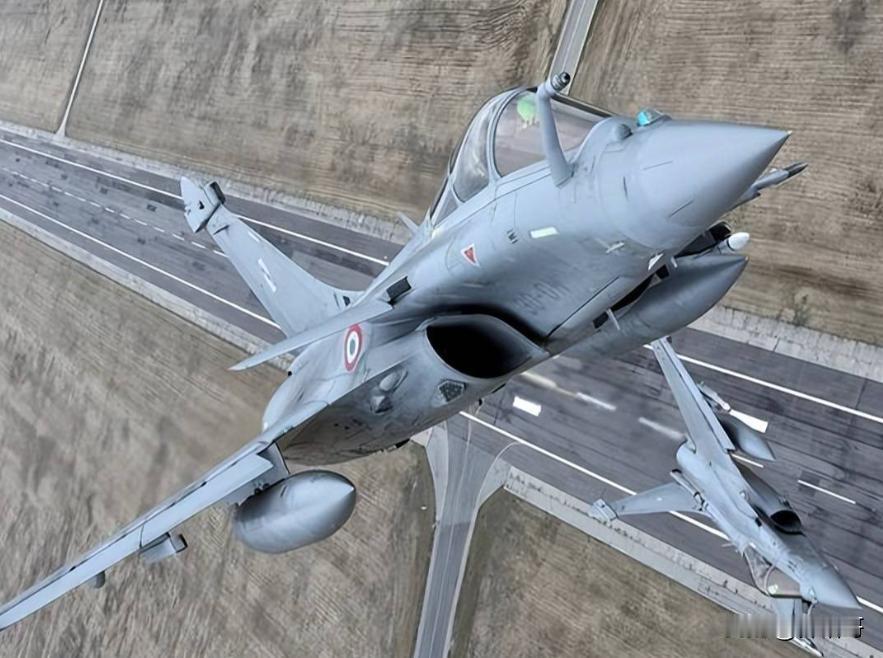 印度空军最早使用英国装备，后来改用苏联战斗机，最后想用法国阵风来支撑印度空军的精