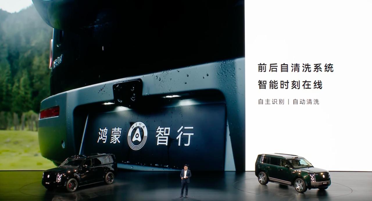 余总释疑了：他和同事在外拍的时候，满车很多泥土，同事们看不过去把它们擦干净了，而
