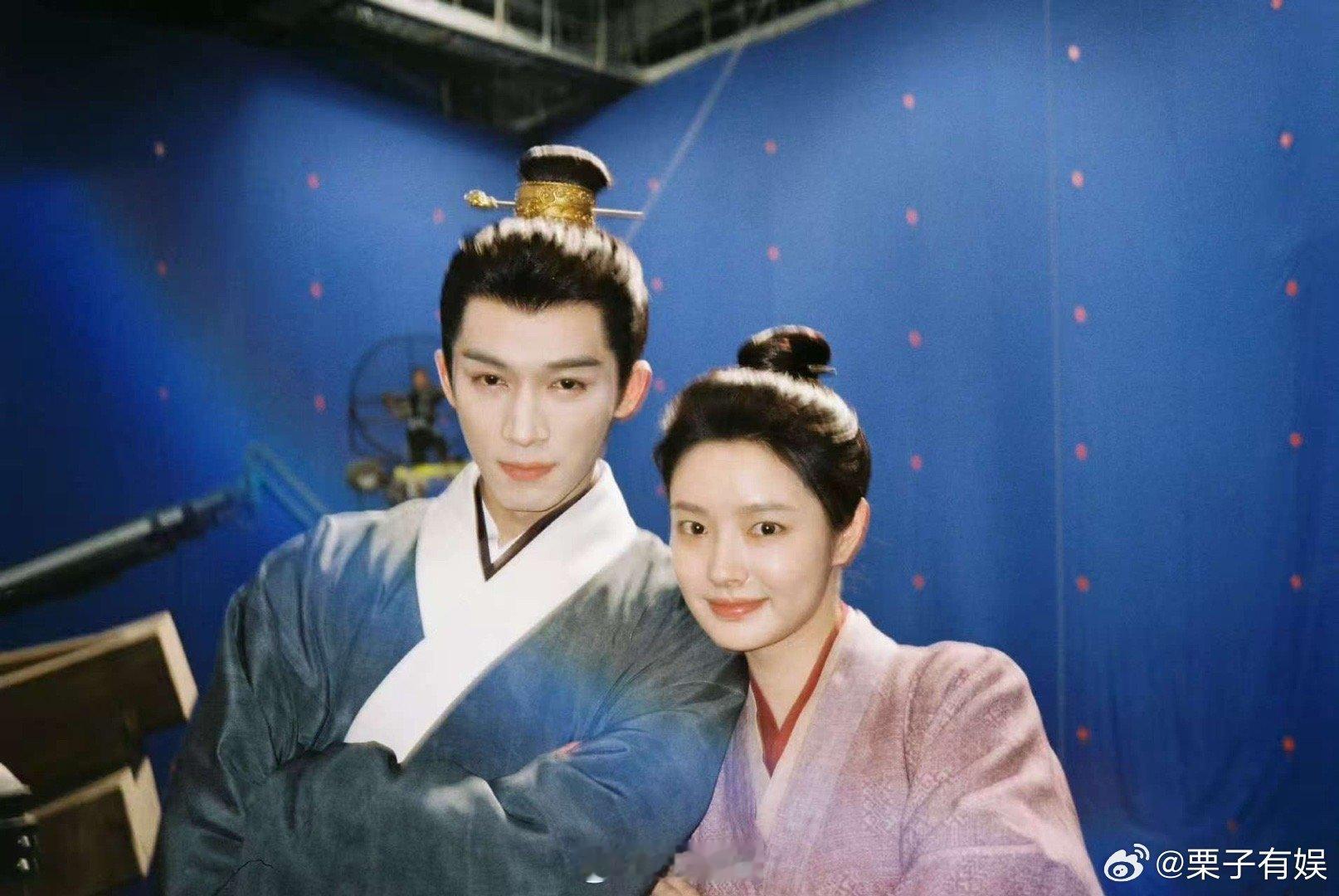 王星越徐若晗倚肩照王星越徐若晗合照王星越徐若晗合照，好甜，哇哦 ​​​