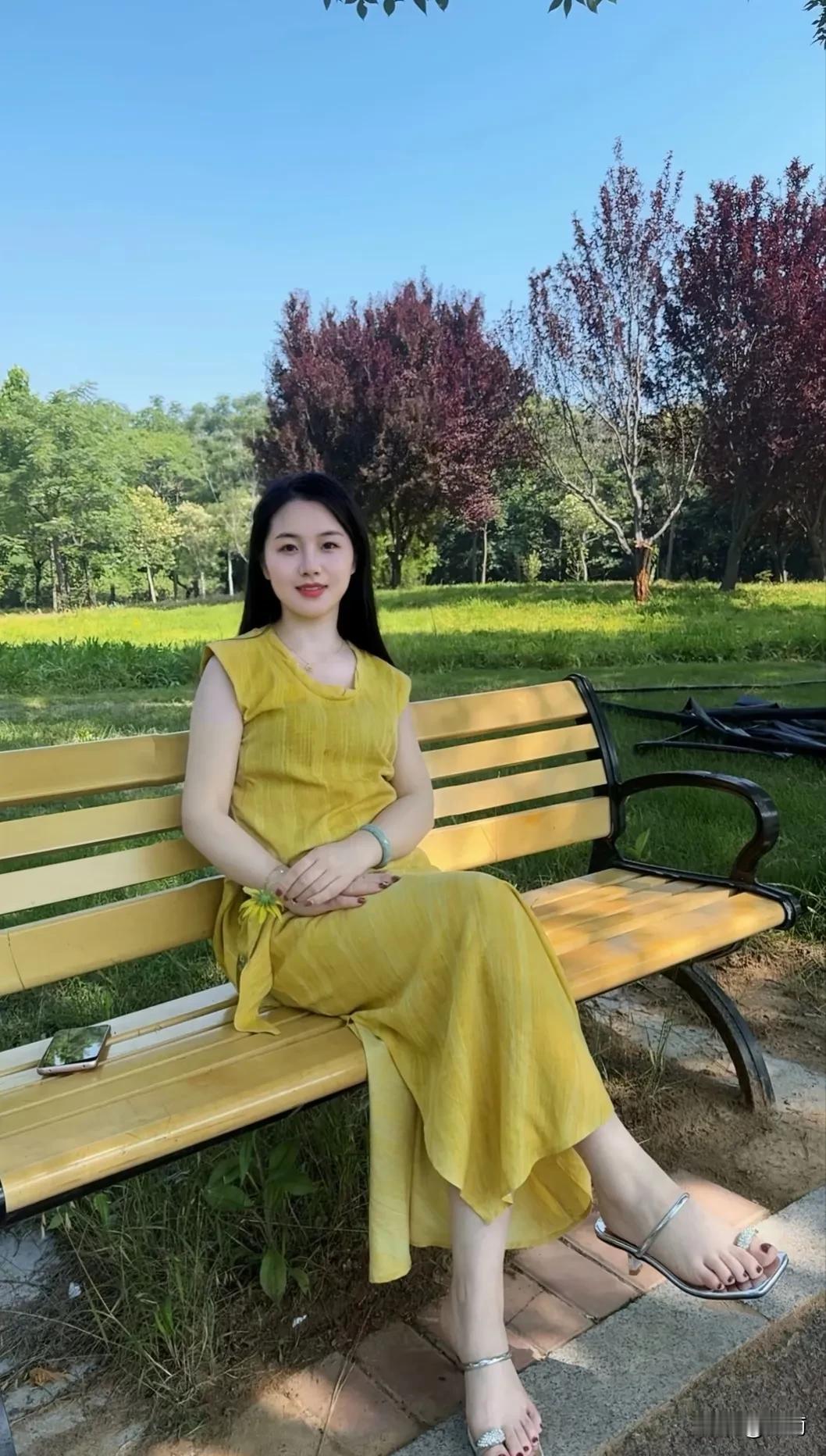 什么样的穿搭可以成为气质女神?大黄裙子咋样？嘻嘻！