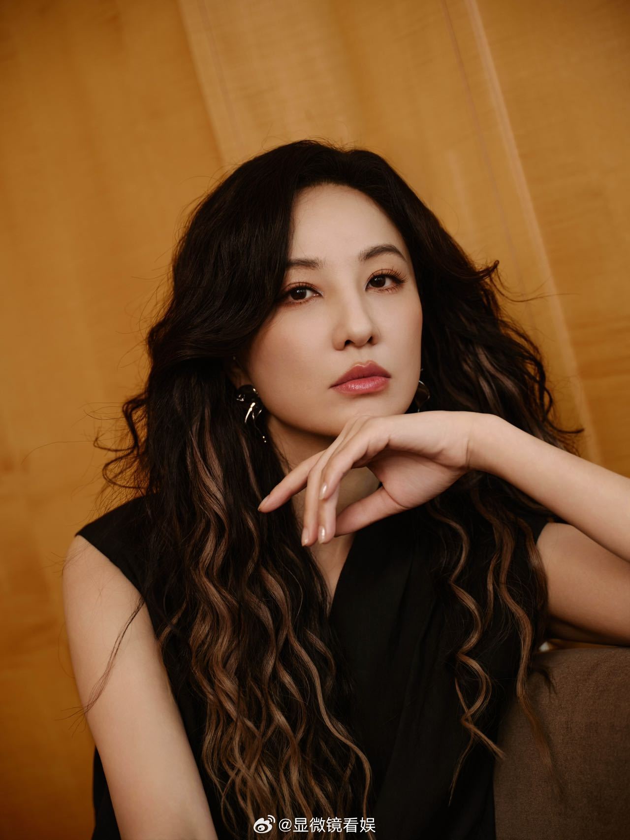 郑希怡45岁状态 一整个被郑希怡上海时装周的状态惊艳到！距离浪姐1播出时隔六年姐