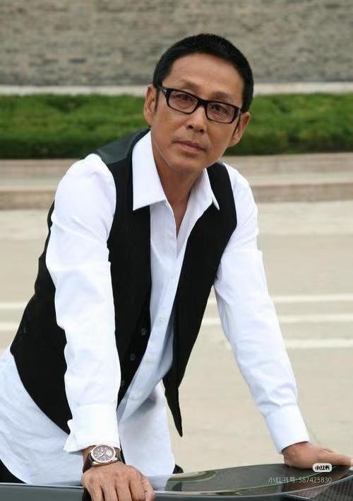 陈道明拍戏太“轴”了！
 你敢信吗？

陈道明拍历史剧有个死规矩——坚决不跟任何
