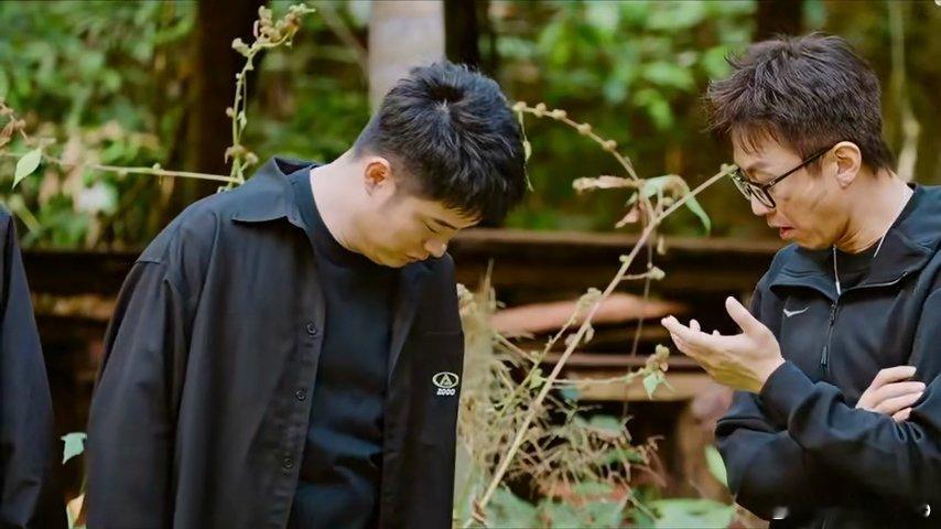 陈赫当面吐槽邓超哈哈哈哈哈闲到发慌的邓超开始整花活，拿着玩具戏精上身，又是模仿又