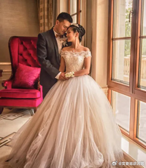 曝何洁婚礼李宇春没有去两人才走远的最近尘封十几年的旧八卦突然冲上热搜：2013 
