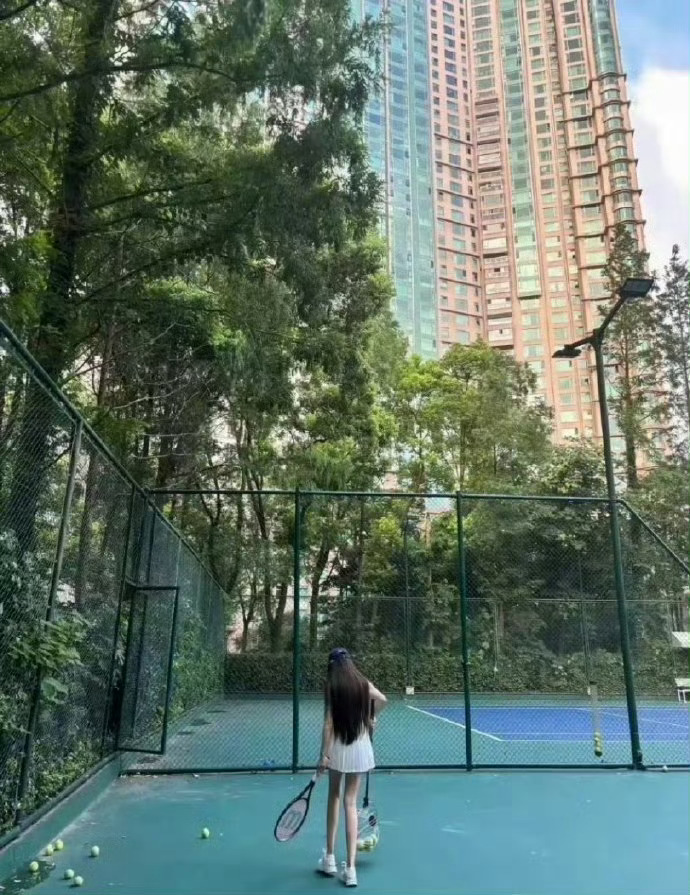 我去，叶珂好恐怖，这真的是她吗？身材瘦成了纸片人，漫画都不敢这么画的吧 ​​​