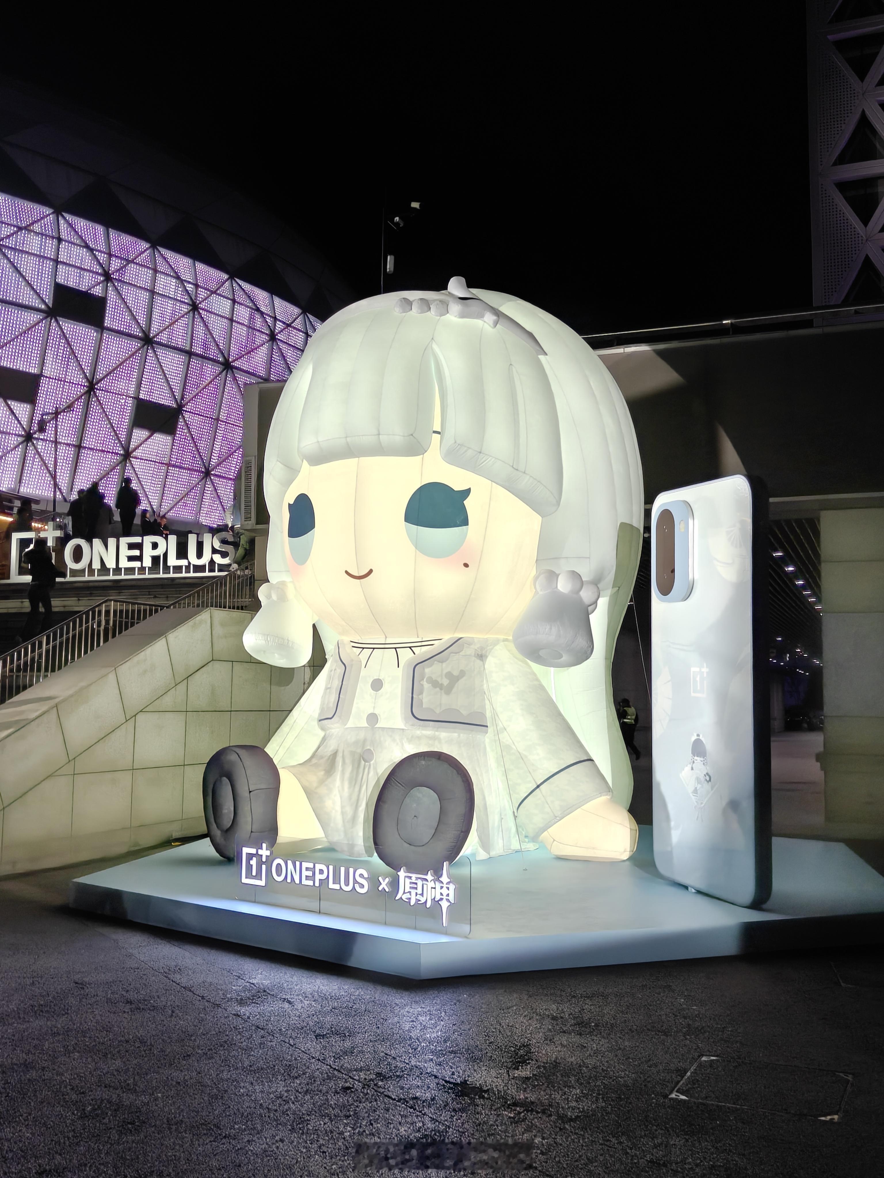 先来看看一加Ace6T 的外观，它用上了这代一加家族式的外观设计，丝绸玻璃工艺，