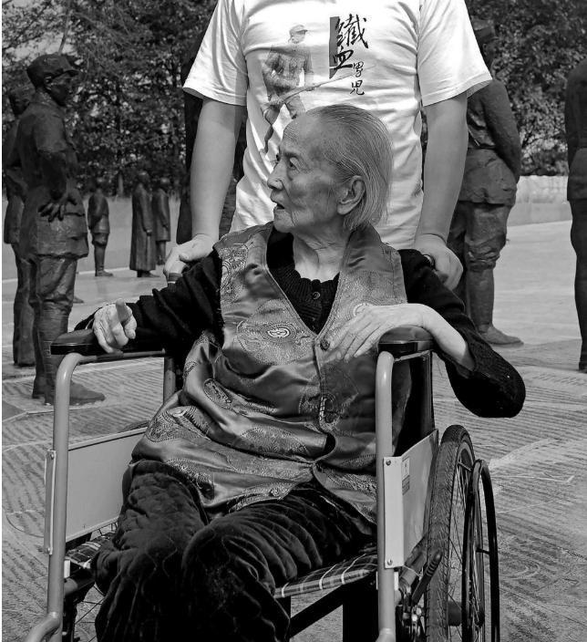 十五年过去，王道纲站在烈士墓前喃喃自语：父亲，您是否满意如今我们的生活和变化？