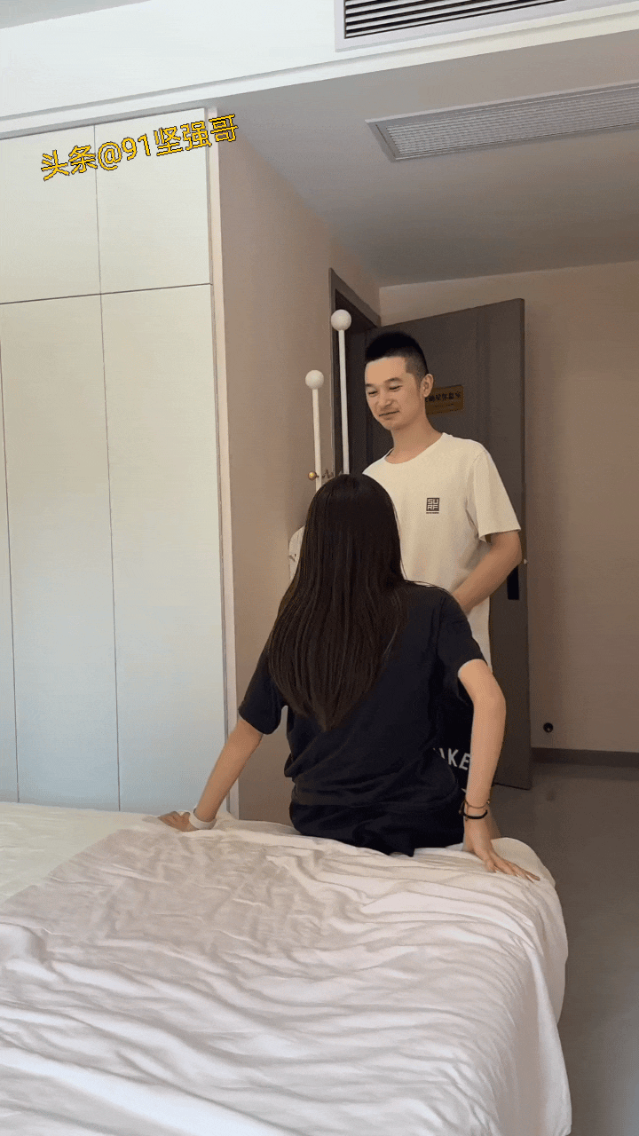 老父亲虽然看着瘦，但是还是能提起女儿的！