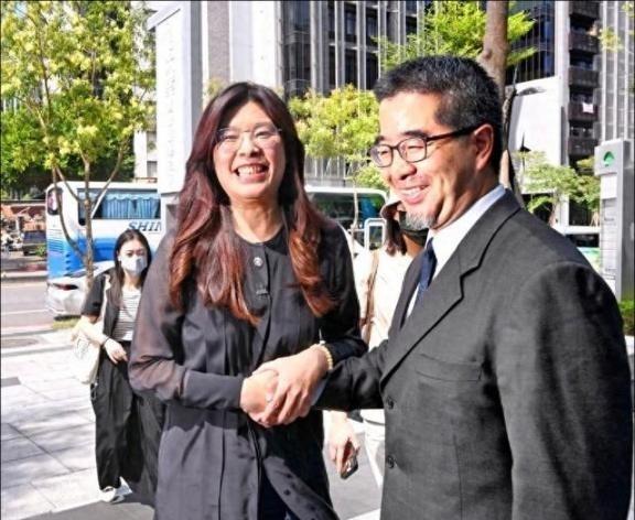 郑丽文现在估计挺后悔的，后悔什么？她后悔的不是加入国民党，也不是竞选主席时缴纳的