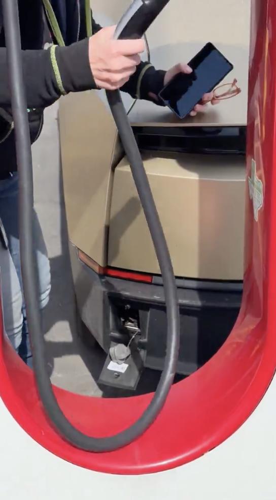 特斯拉Cybercab的充电口有点意思
特斯拉无人车Cybercab正在美国各地