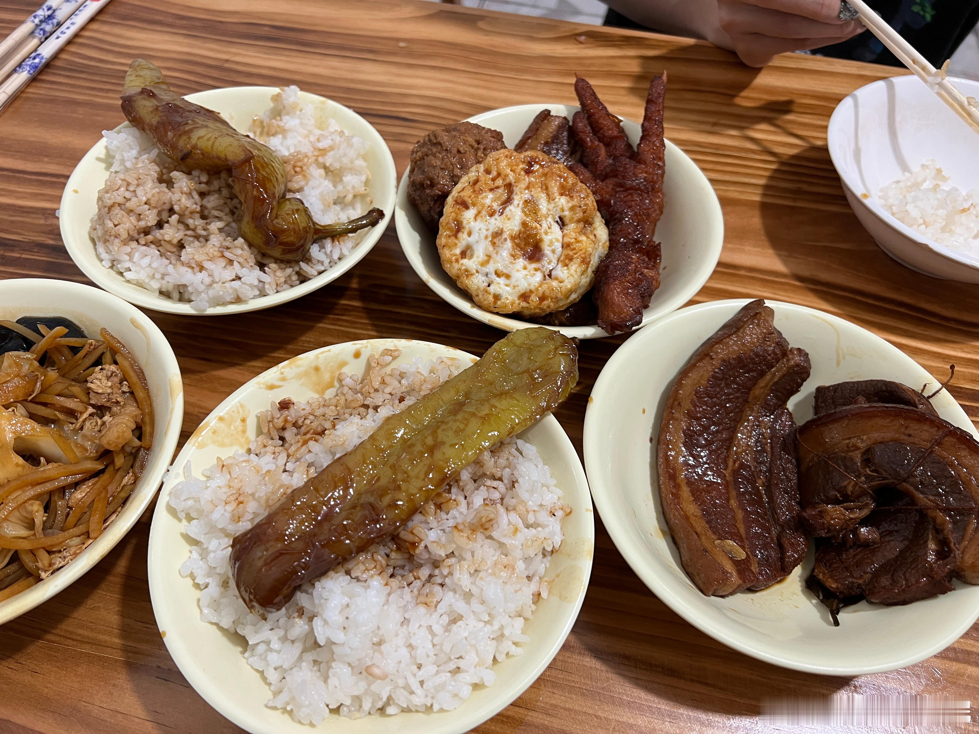 比较少分享美食是因为除了出差应酬，我正常晚上是不吃晚饭的，为了保持身材……好饿啊