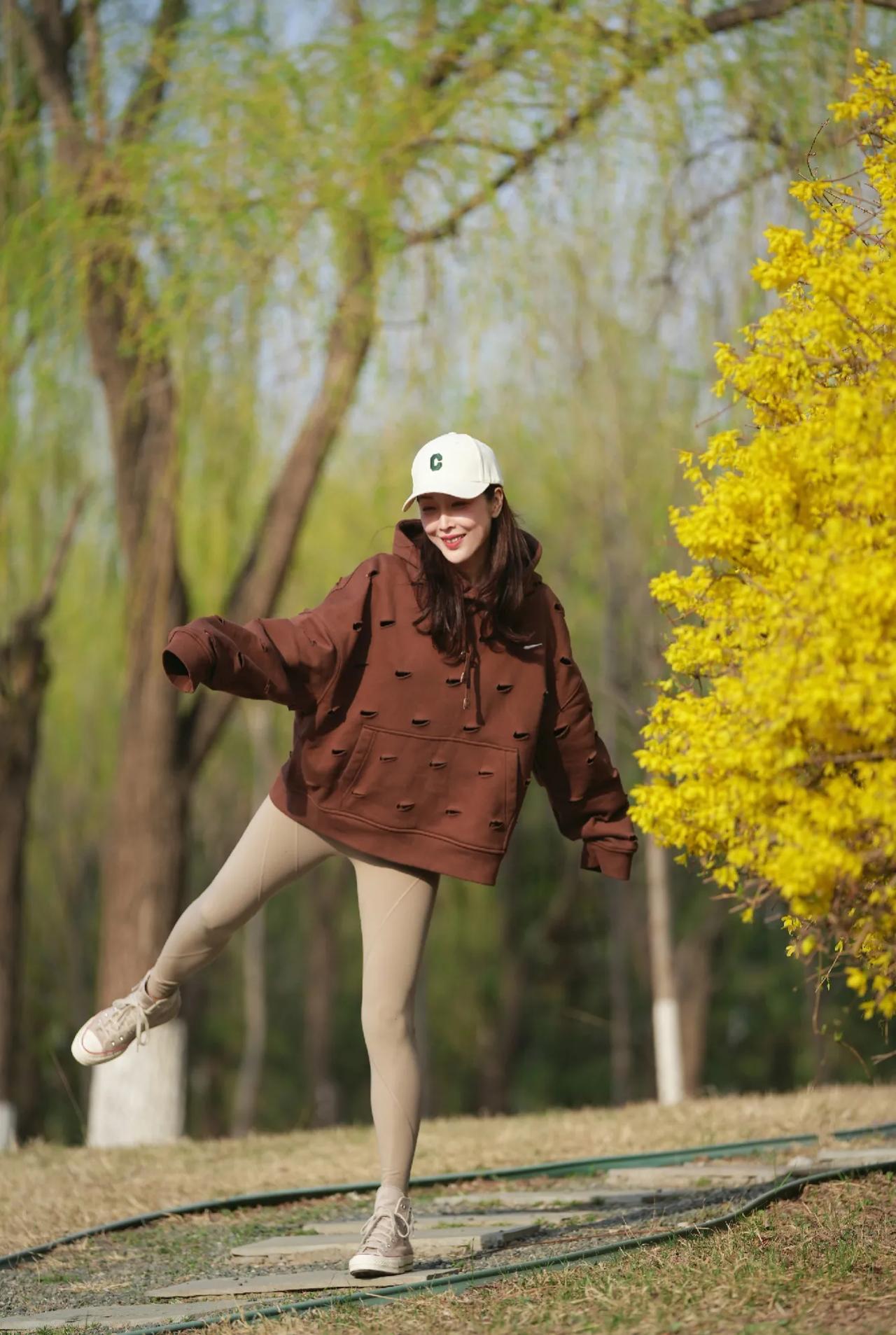 曾经的＂顶流歌手＂孙悦，太让人意外了！穿一袭咖色卫衣，搭肉色瑜伽裤出镜，在花园里