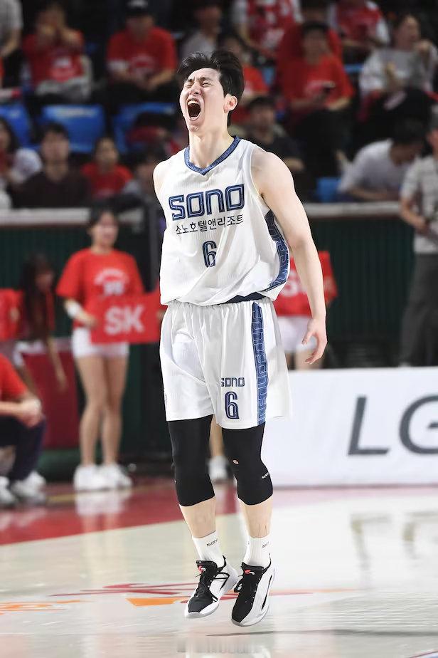 KBL首轮季后赛半准决赛首战落下帷幕，首尔骑士坐镇主场迎战高阳天枪，上演了一场超