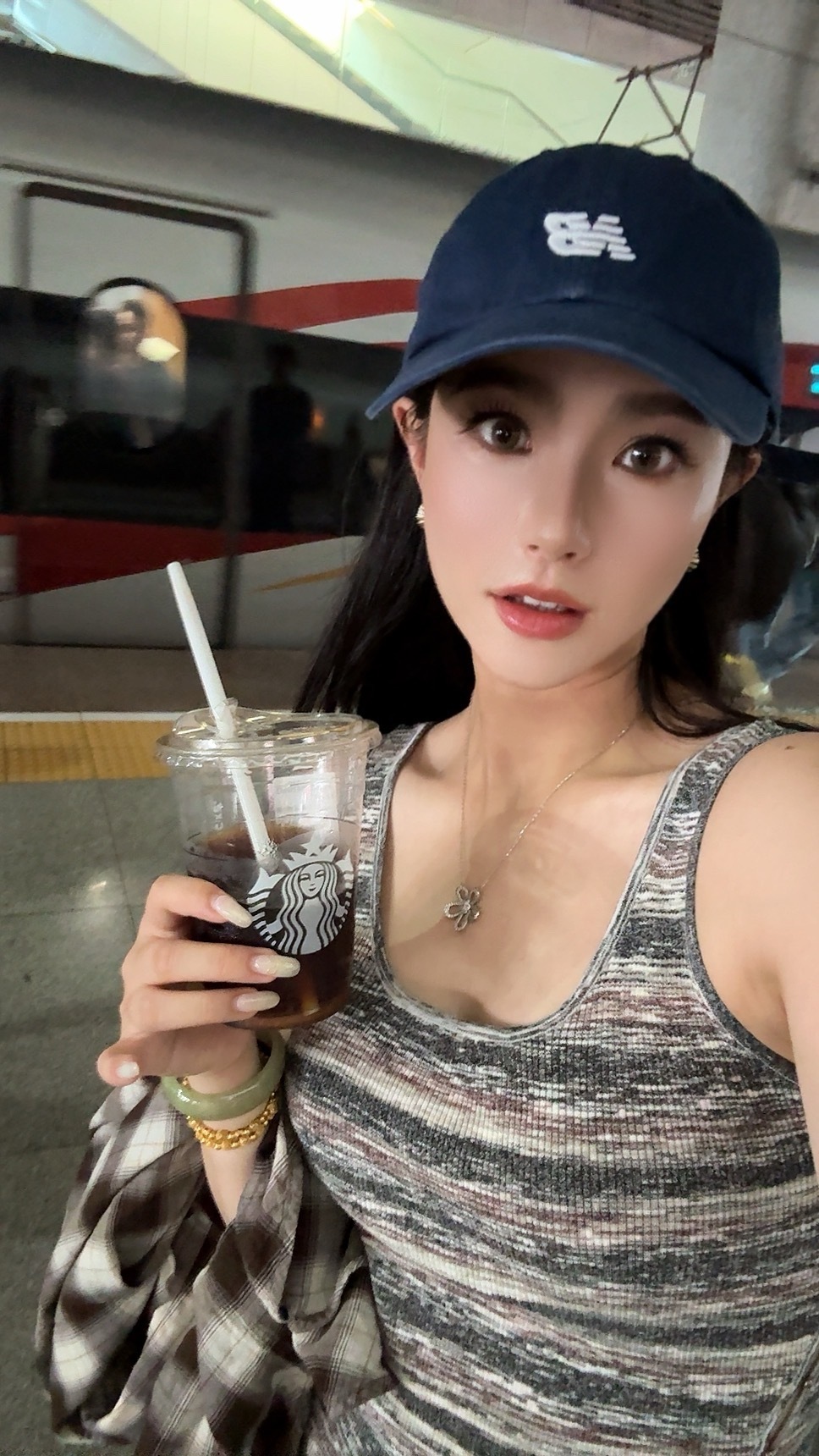 等高铁的月台，得有个50°吧……只有女人懂我们流汗的位置！热化了热化了🫠  ​