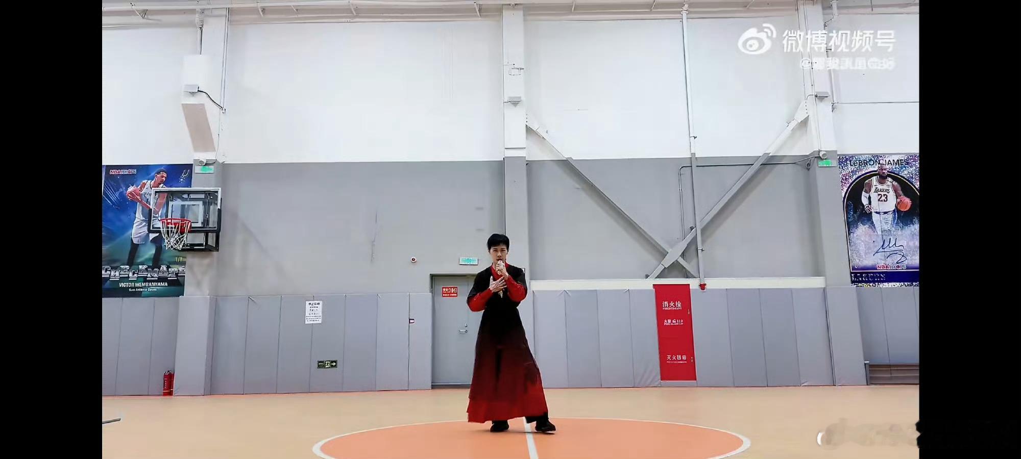 曹骏曹骏篮球馆版关山酒看完更有劲了披荆斩棘 一边把控唱腔气息，一边流畅舞长枪，曹