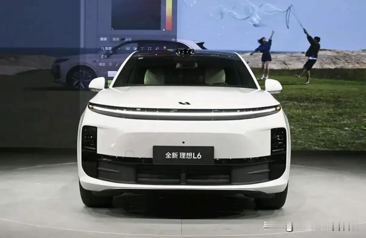 #头号新车#
理想L6，理想汽车匠心之作，中大型SUV市场新星。以家族式设计语言