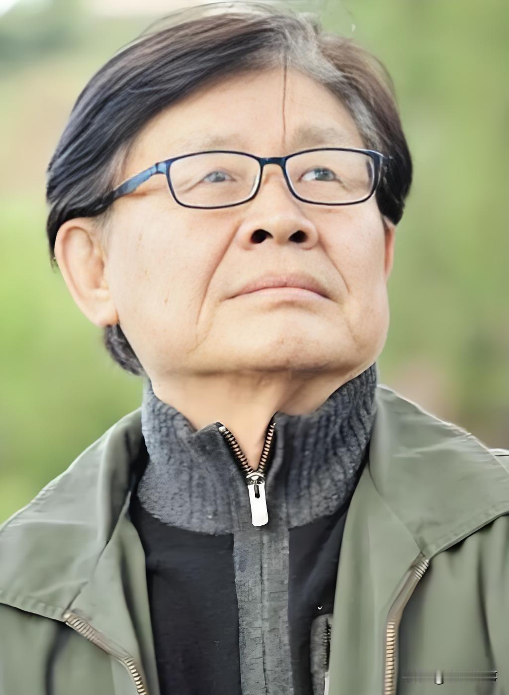 老作家肖复兴曾在兵团回忆录里提过一位女卫生员，二十三岁未婚生子，被全团通报处分、