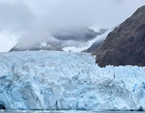 丹麦似乎被美国逼到了墙角，给他们出个主意，干脆把格陵兰岛放开，邀请全世界的国家一