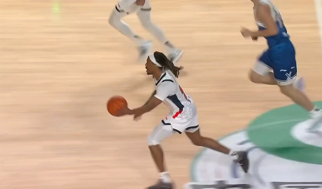 麦考尔超远干拔三分命中，太全能了，奎因三分两连中，广东队这外线火力很凶猛啊，一下