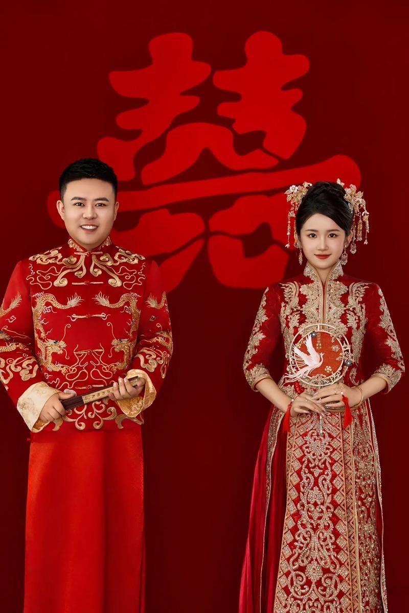 一对新人喜结良缘，大红灯笼高高挂起，宾客盈门，热热闹闹。司仪高唱婚礼正式开始。